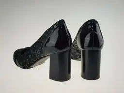 Elegantné čierno fľakaté lakované lodičky EVA