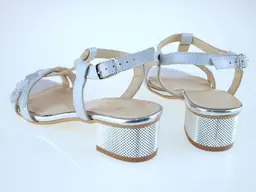 Očarujúce nižšie strieborné sandálky Gamis