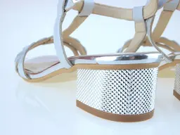 Očarujúce nižšie strieborné sandálky Gamis