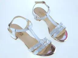 Očarujúce nižšie strieborné sandálky Gamis