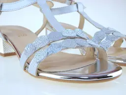 Očarujúce nižšie strieborné sandálky Gamis