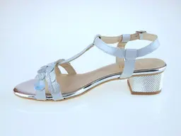 Očarujúce nižšie strieborné sandálky Gamis