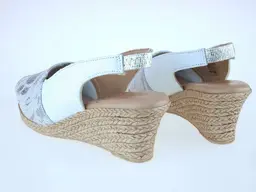 Svieže letné bielo krajkovane sandále Presso