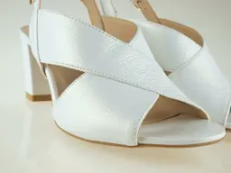 Chutné biele sandálky Laura Messi LM1938-10