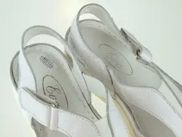 Vychádzkové biele sandále EVA K2980XC-10