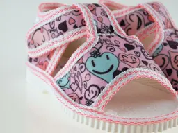 Dievčenské otvorené textilné papučky Maník