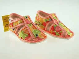 Dievčenské zatvorené textilné papučky Maník