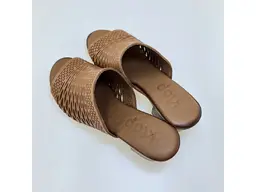 Dámske koňakové pohodlné vsuvky QSB304-38
