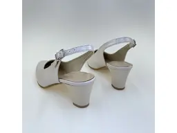 Dámske béžové pohodlné sandálky M001-15