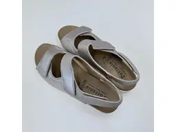 Dámske strieborné letné kvalitné širšie sandálky Shi1300/11050-AG