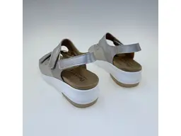 Dámske strieborné letné kvalitné širšie sandálky Shi1300/11050-AG