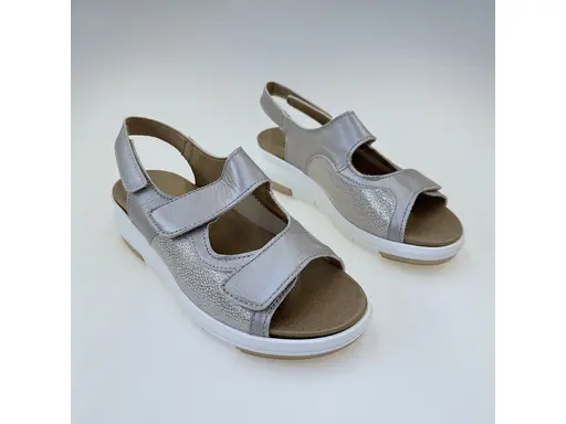 Dámske strieborné letné kvalitné širšie sandálky Shi1300/11050-AG